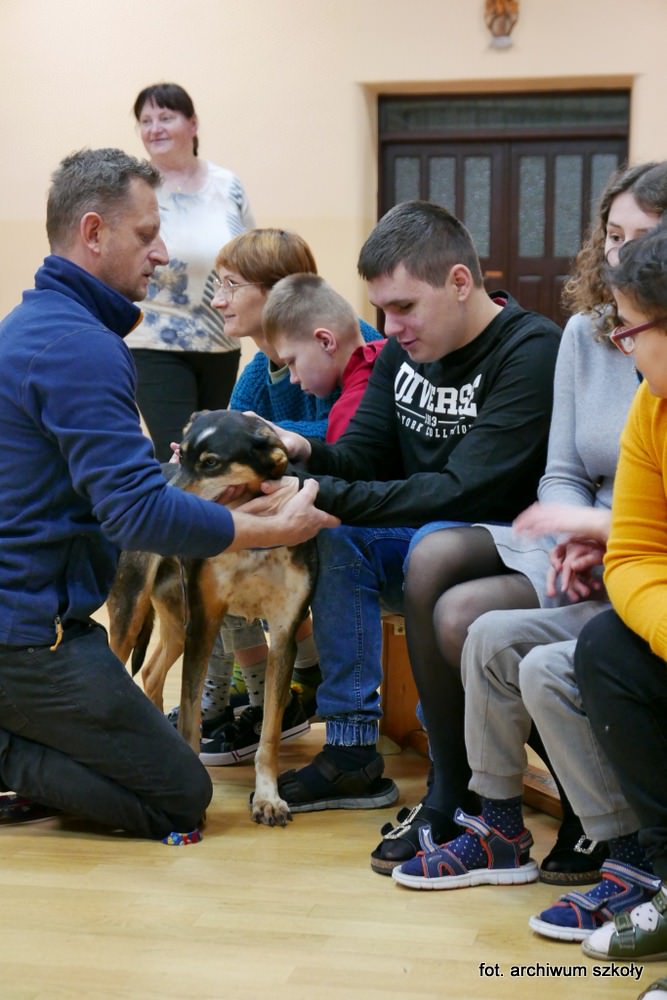 Instruktor z psem podchodzi do uczniów.