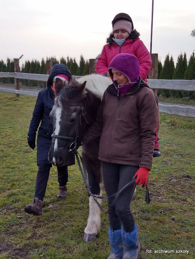 Dziewczynka jedzie na koniu.