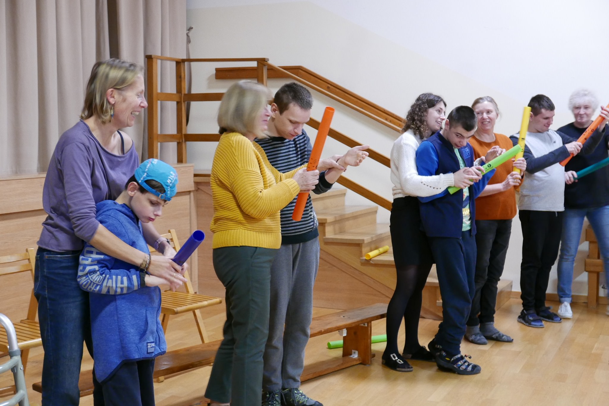 Dzieci grają rurkami trzymanymi w dłoniach.