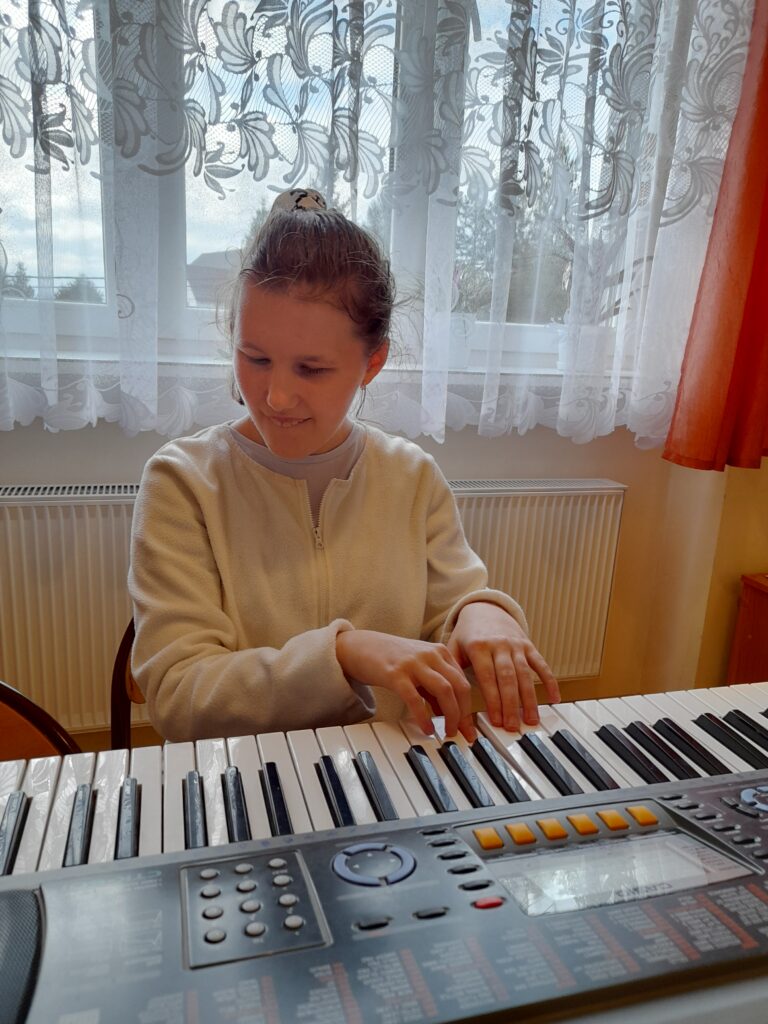 Uczennica gra na keyboardzie