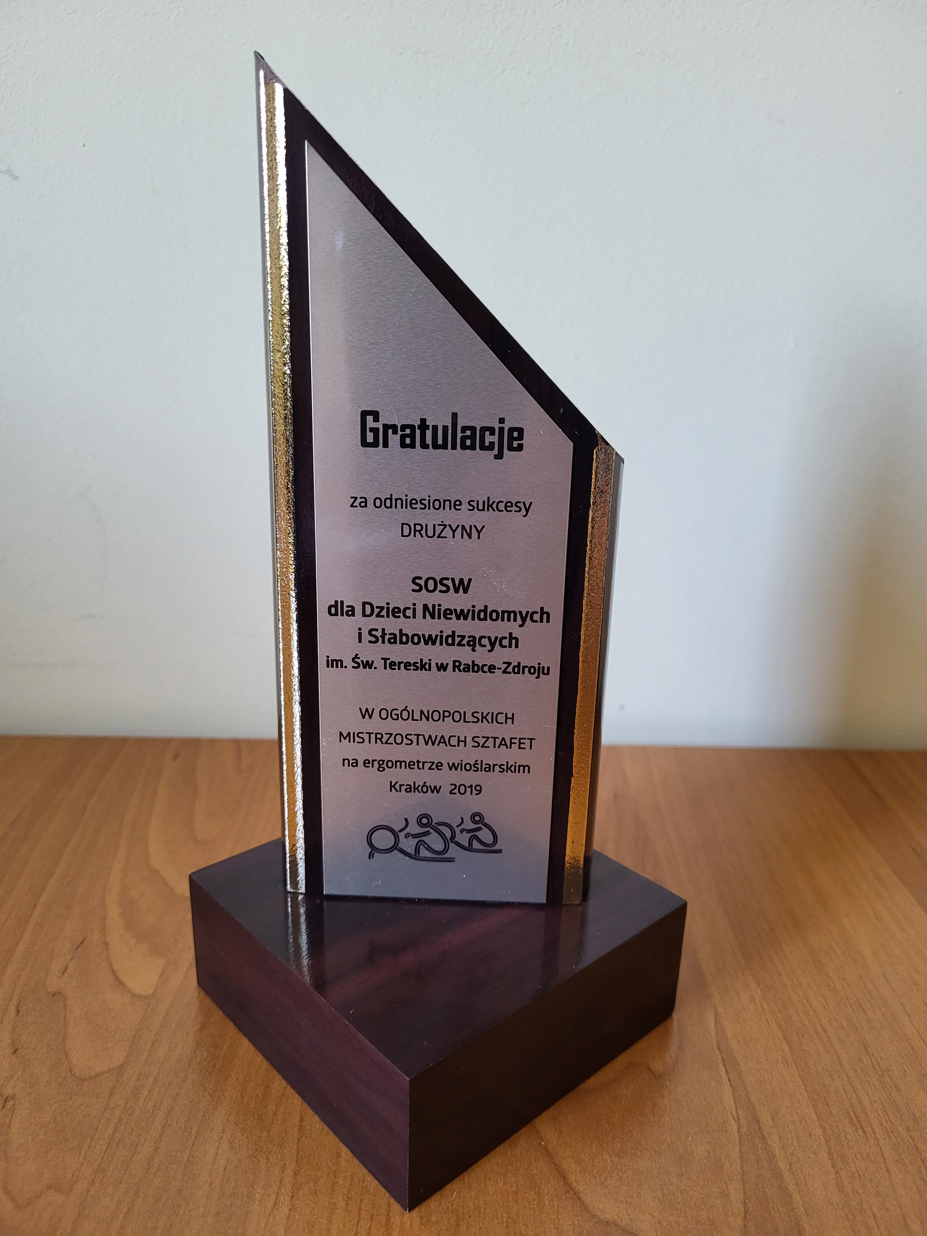Statuetka, gratulacje za odniesione sukcesy drużyny SOSW w Rabce - Zdroju, w Ogólnopolskich Mistrzostwach Sztafet na ergometrze wioślarskim. Kraków 2019.