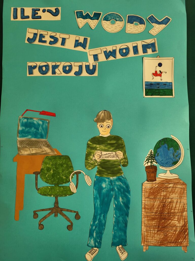 Plakat przedstawia osobę w pokoju z meblami i przedmiotami codziennego użytku. U góry widnieje napis: „ILE WODY JEST W TWOIM POKOJU”. Postać trzyma kartkę z hasłem „Świadomość to najważniejsze”. Dominuje kolorystyka niebiesko-zielona.