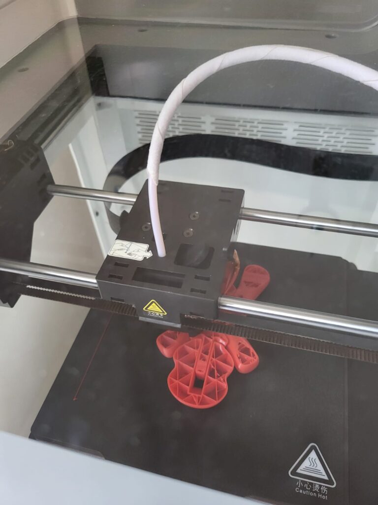 Na zdjęciu widać proces drukowania na drukarce 3d.