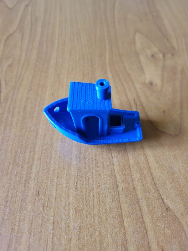 Niebieska łódeczka z drukarki 3D.