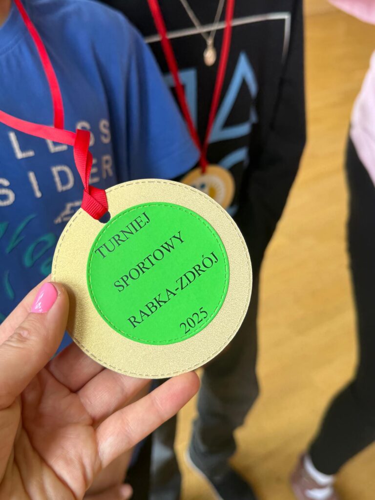 Okrągły medal z napisem "Turniej sportowy Rabka-Zdrój 2025".