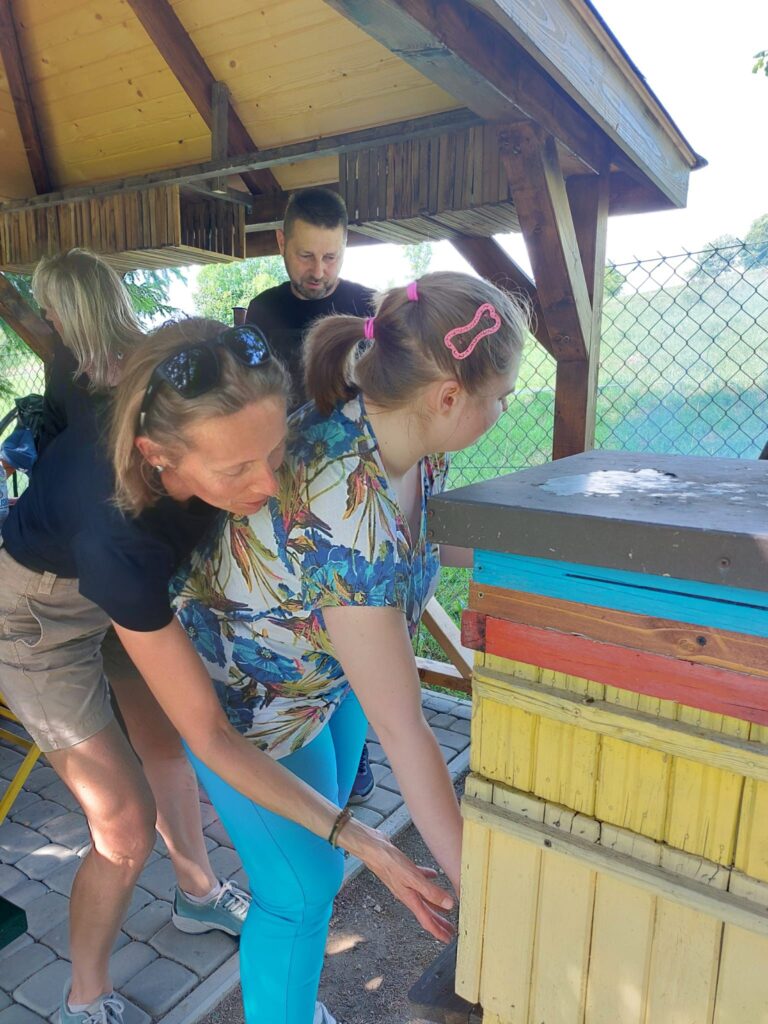 Młoda niewidoma kobieta wraz z nauczycielkom dotykiem ogląda ul.