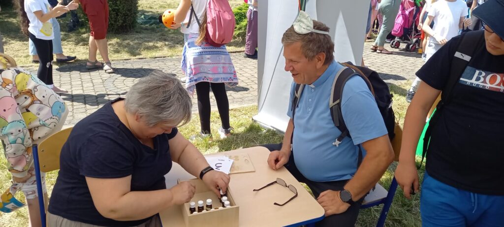 Starszy mężczyzna przygotowuje się do odgadywania zapachów.