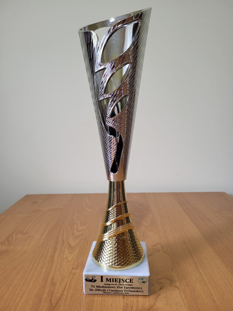 puchar dla SOSW za zajęcie 1 miejsca w 71 Młodzieżowym Zlocie Turystycznym im E. Cz. Trybowskich w kategorii szkół średnich