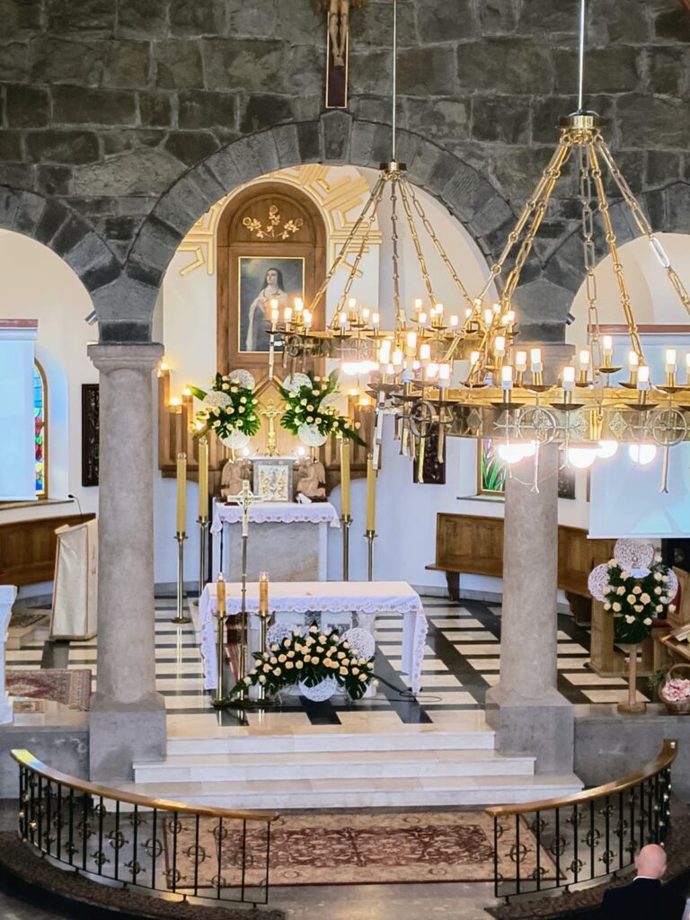 Wnętrze kościoła, ołtarz z obrazem św. Teresy z Lisieux.