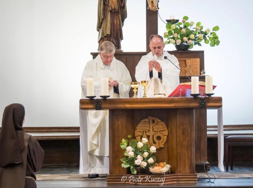 Dwóch Kapłanów przy ołtarzu odprawia Mszę św.