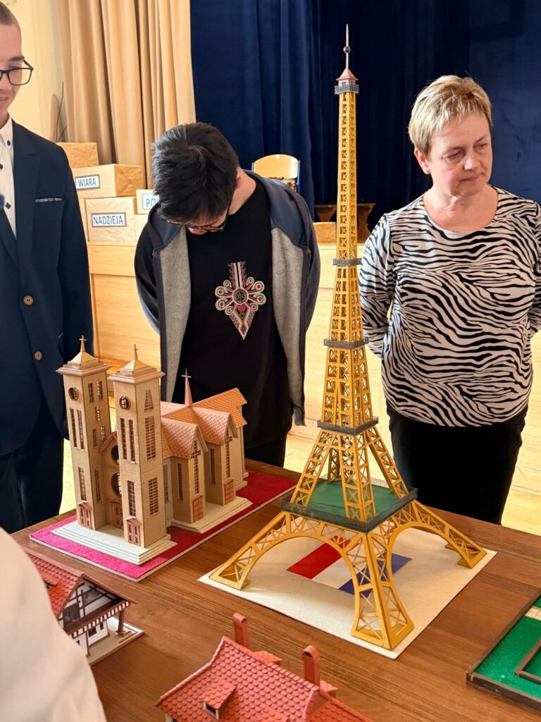 Chłopiec przygląda się makiecie katedry.