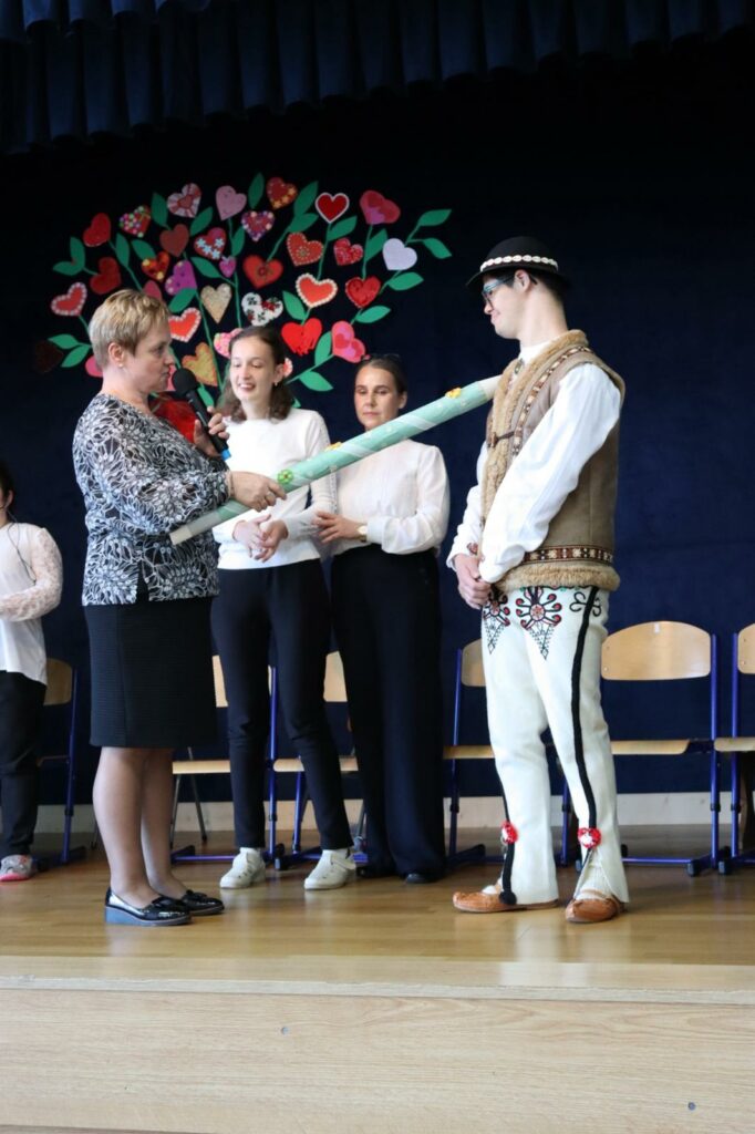 Chłopiec w stroju góralskim podczas uroczystego pasowania na ucznia szkoły Przysposabiającej do Pracy.