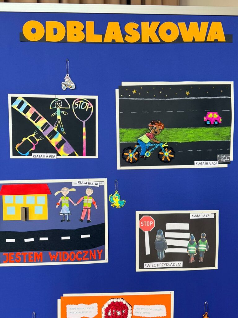 Tablica z napisem "Odblaskowa" i pracami plastycznymi wykonanymi różnymi technikami.