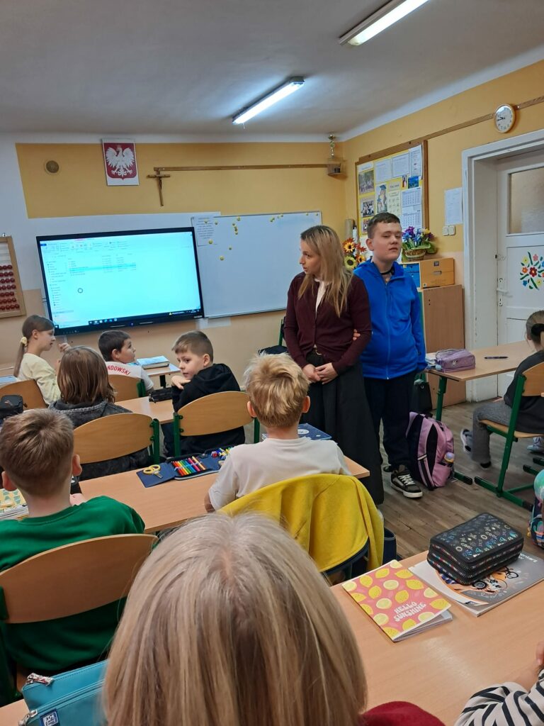 Kontynuacja poprzedniego zdjęcia. Nauczycielka odpowiada na pytania uczniów.