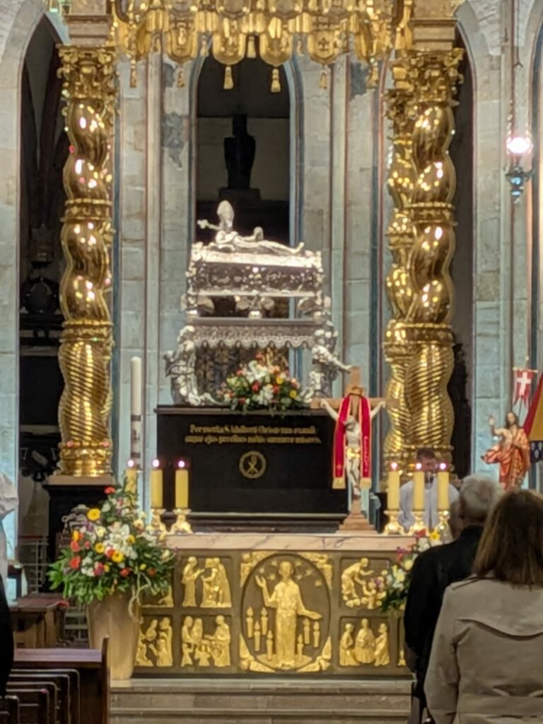 Zbliżenie na bogato zdobiony ołtarz z relikwiarzem wewnątrz katedry.