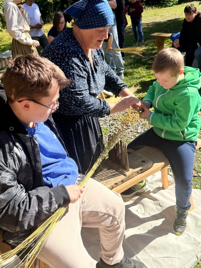 Uczniowie podczas tradycyjnych prac z lnem.