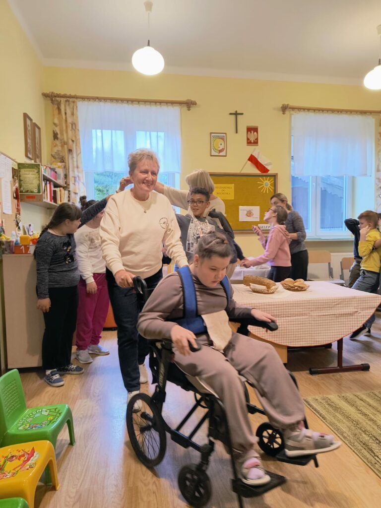 Uczniowie i nauczyciele uczestniczą w prezentacji wypieków przygotowanych podczas zajęć.